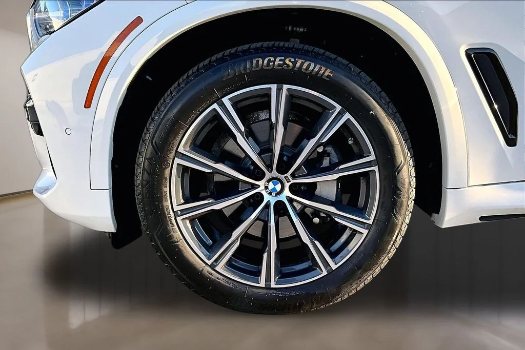 Used 2021 White BMW xDrive40i image 32