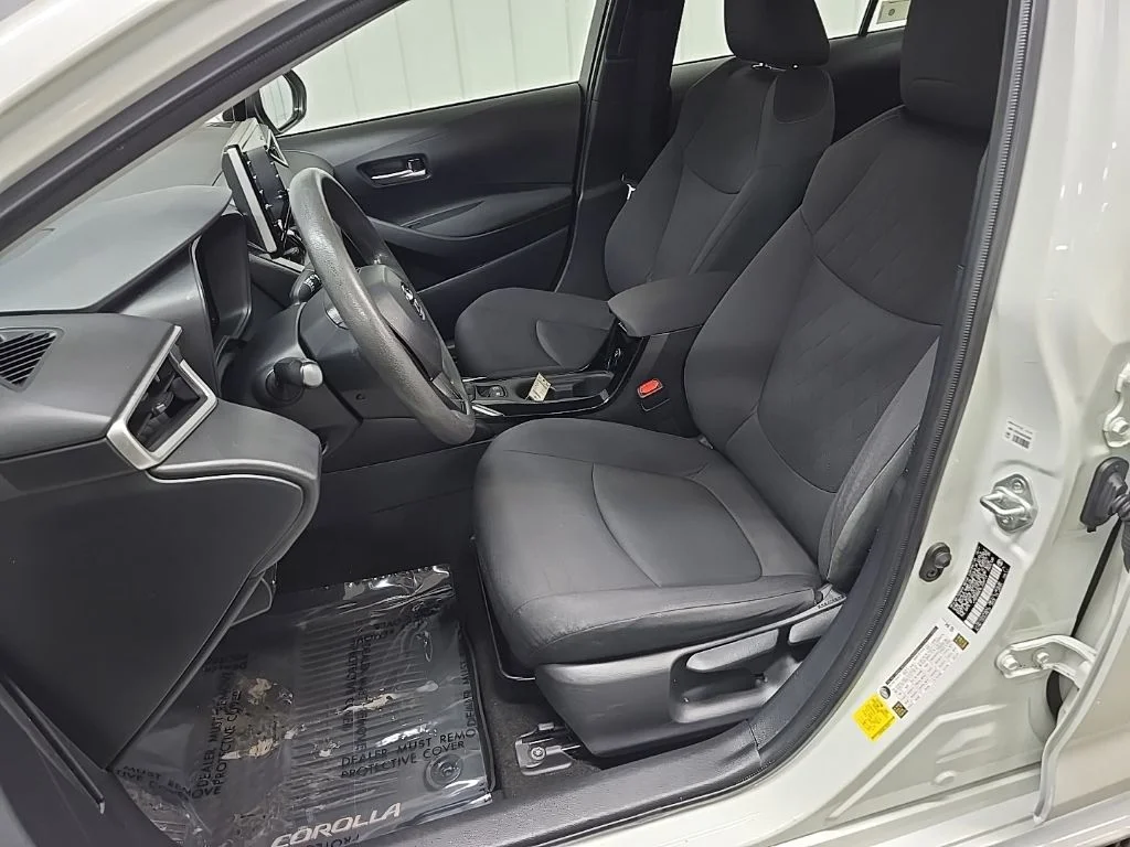 Used 2020 White Toyota LE image 29