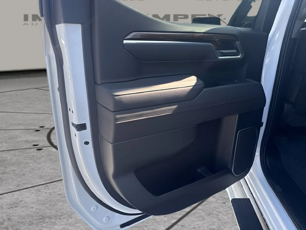 Used 2025 White Chevrolet LT image 23