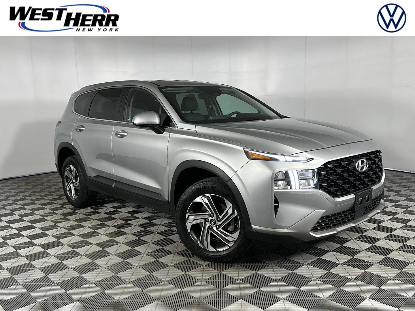 Used 2021 Shimmering Silver Hyundai SE image 1