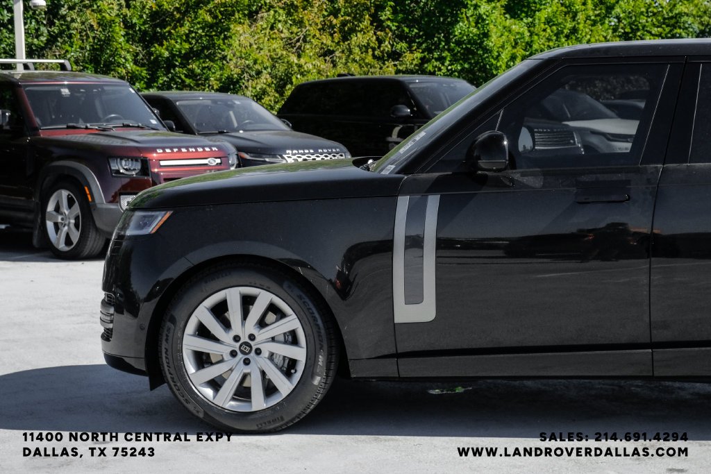 New 2027 Santorini Black Metallic Land Rover SE image 14