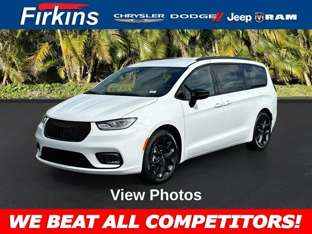 2026 Chrysler Pacifica Select's photo