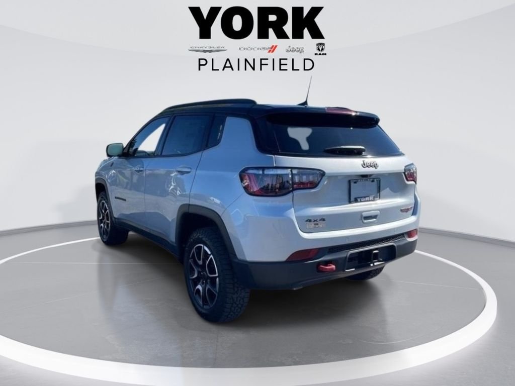 New 2026 Silver Zynith Metallic Clear-Coat Exterior Paint Jeep Trailhawk image 3