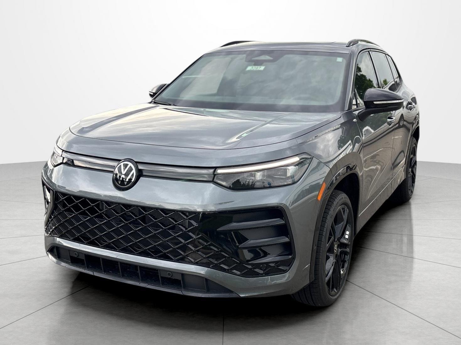 2026 Volkswagen Tiguan 2.0T SE R-Line Black 4Motion's photo