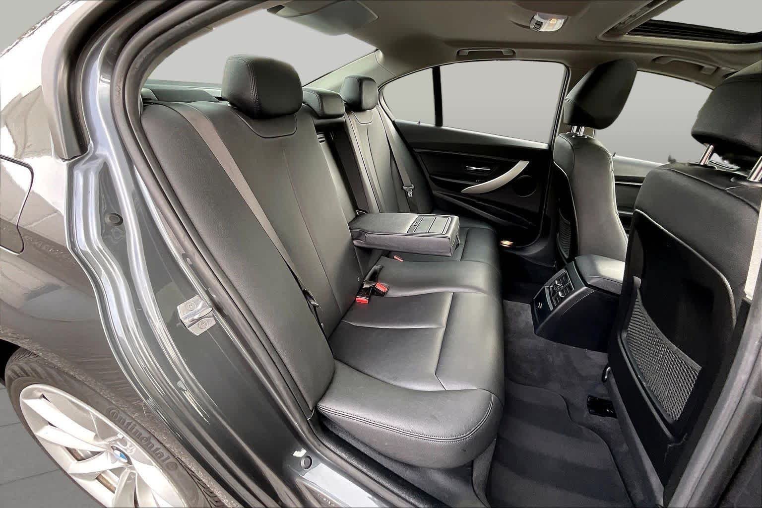 Used 2018 Mineral Gray Metallic BMW 320i xDrive image 19
