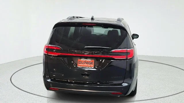 New 2027 Diamond Black Crystal Pearl-Coat Paint Chrysler Limited image 10