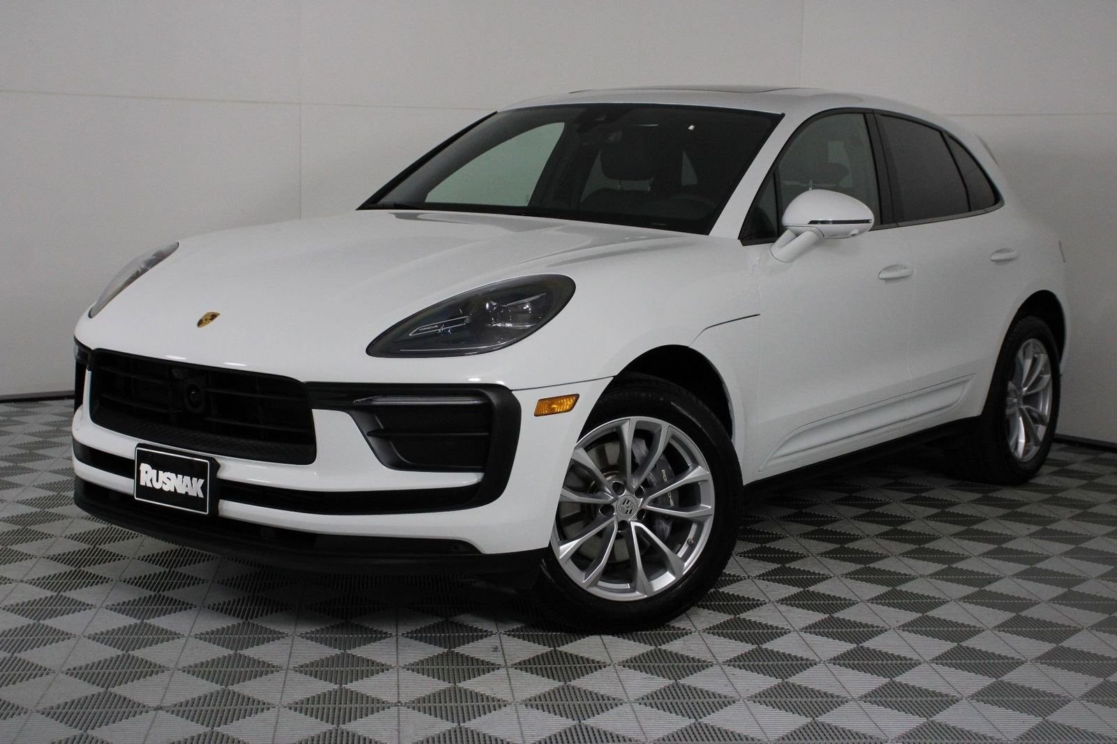2026 Porsche Macan -'s photo