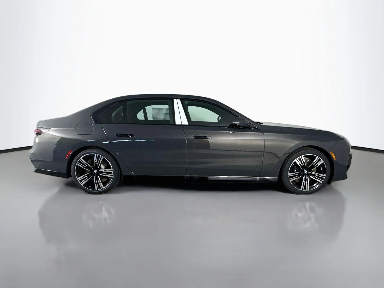 New 2026 Dravit Grey Metallic BMW 750e xDrive image 8
