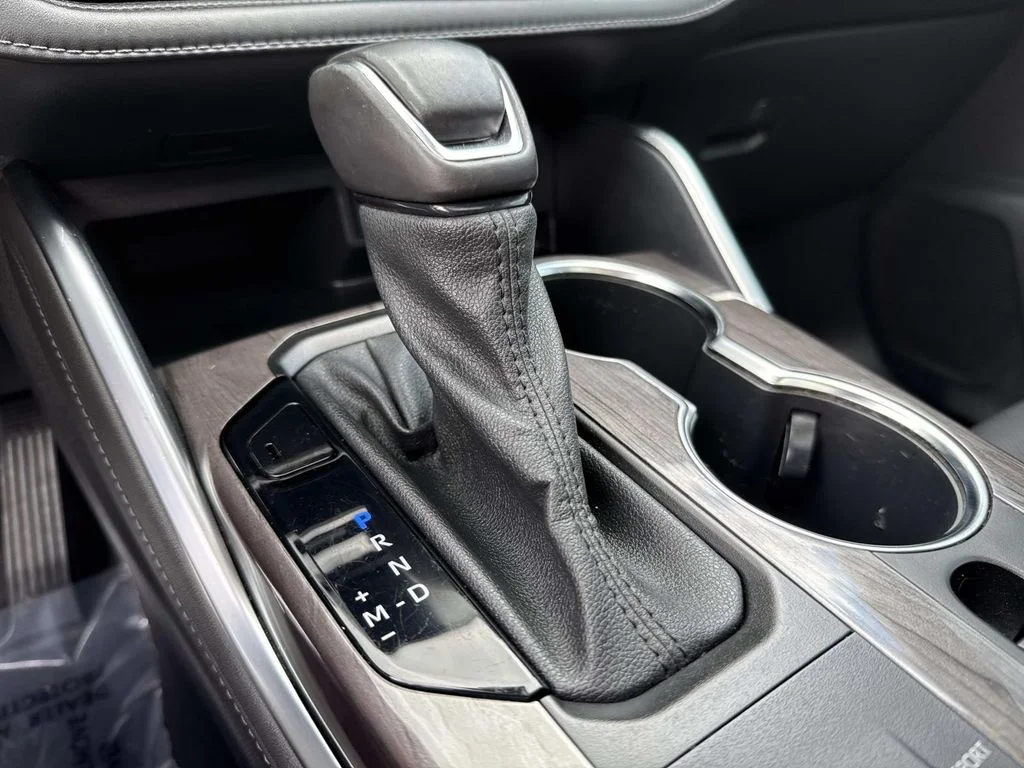 Used 2022  Toyota Limited image 35