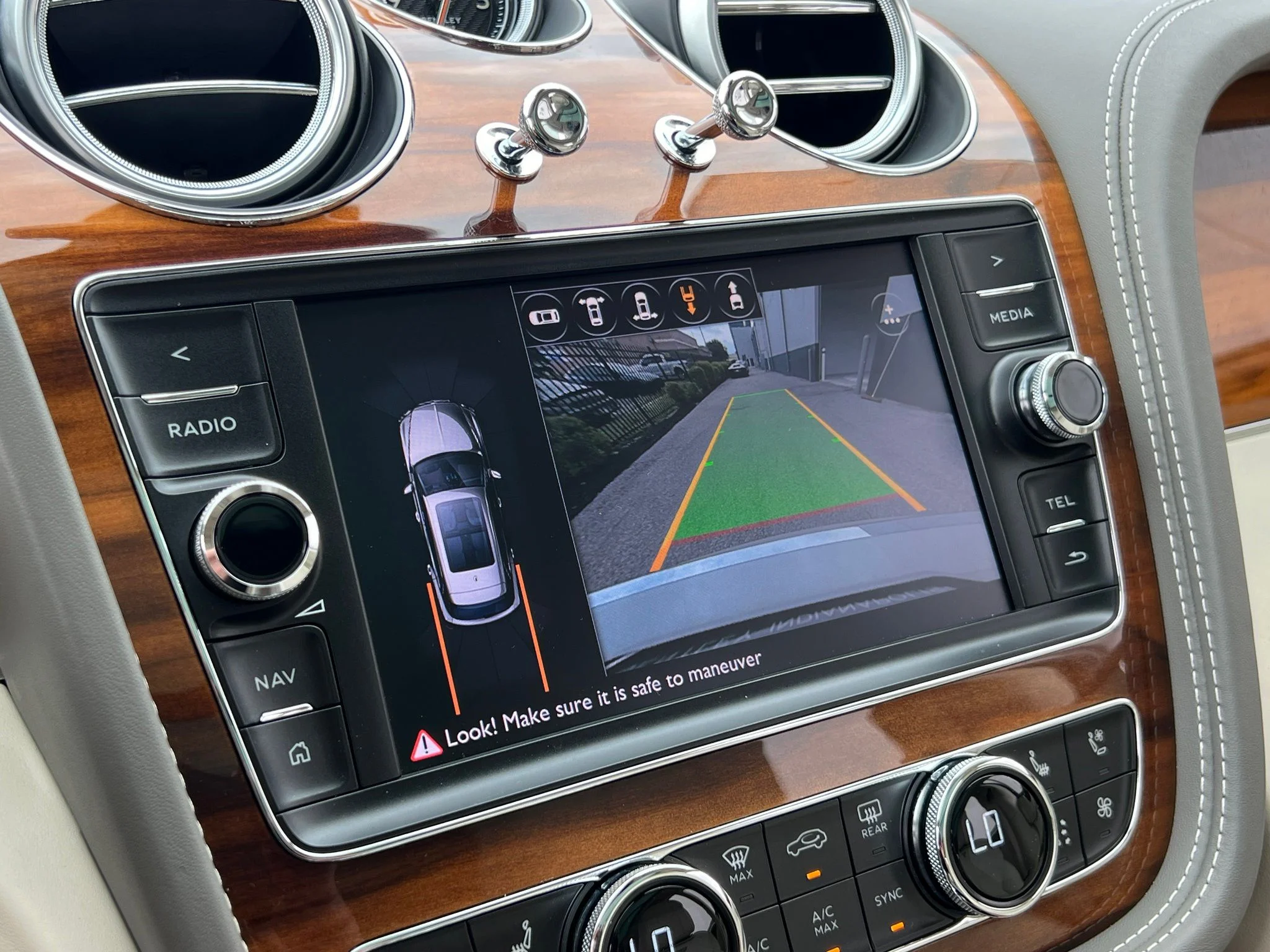 Used 2018  Bentley W12 image 32