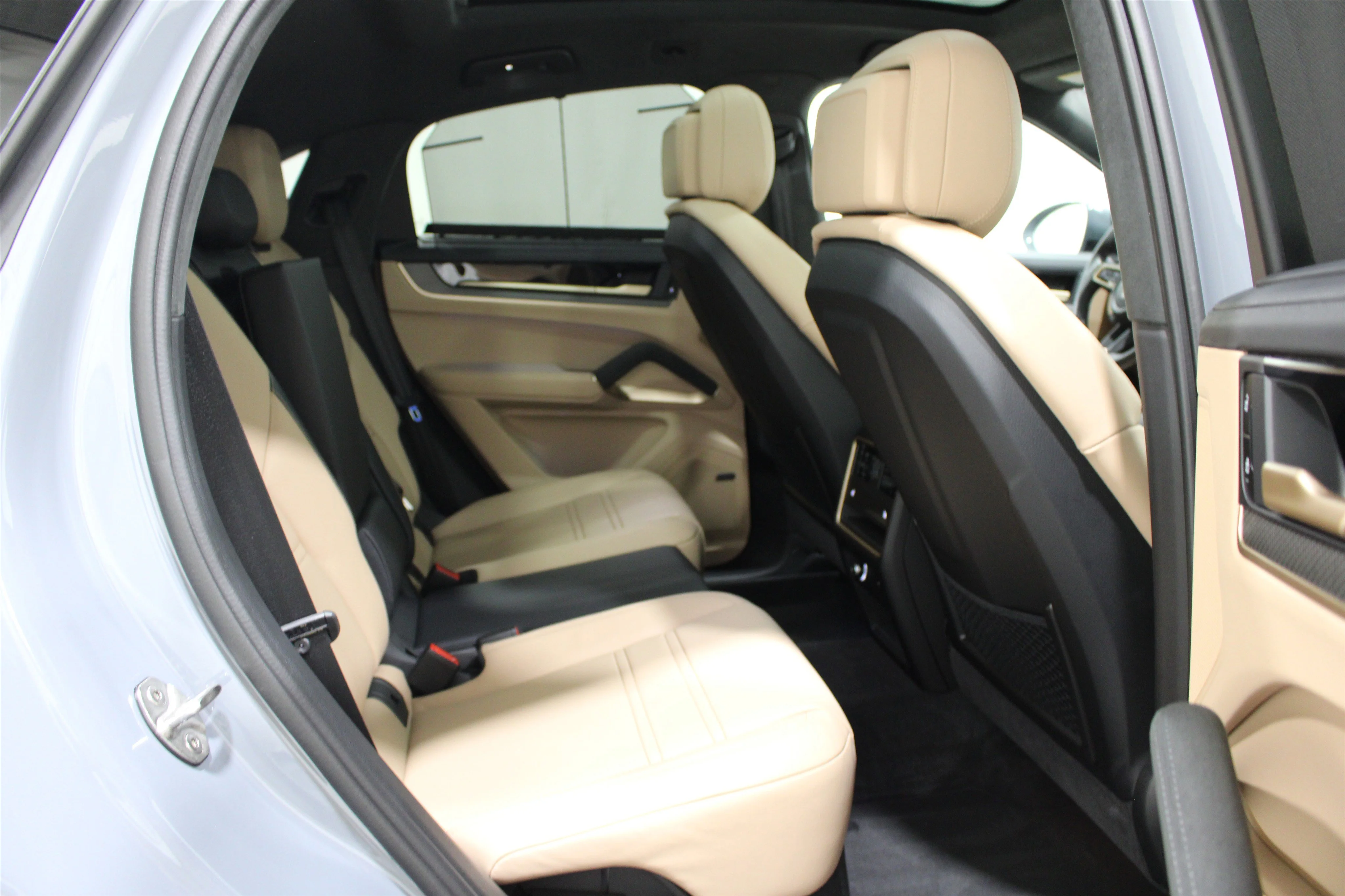 2025 Porsche Cayenne Coup Turbo E-Hybrid - Photo 28