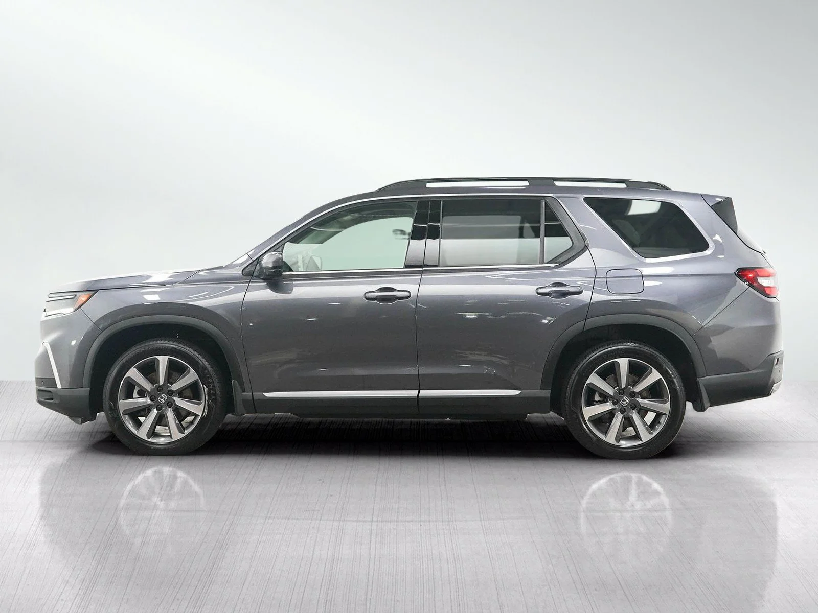 Used 2024 Honda Pilot Elite with VIN 5FNYG1H86RB048826 for sale in Burnsville, Minnesota