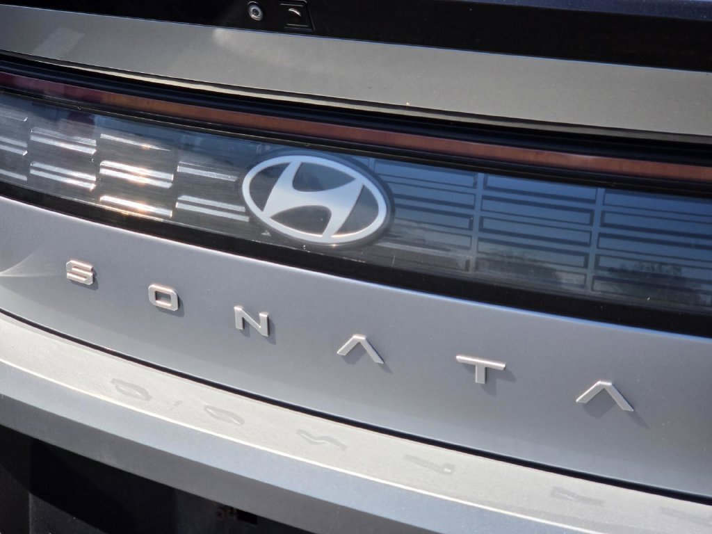 Used 2024 Silver Hyundai SEL image 9