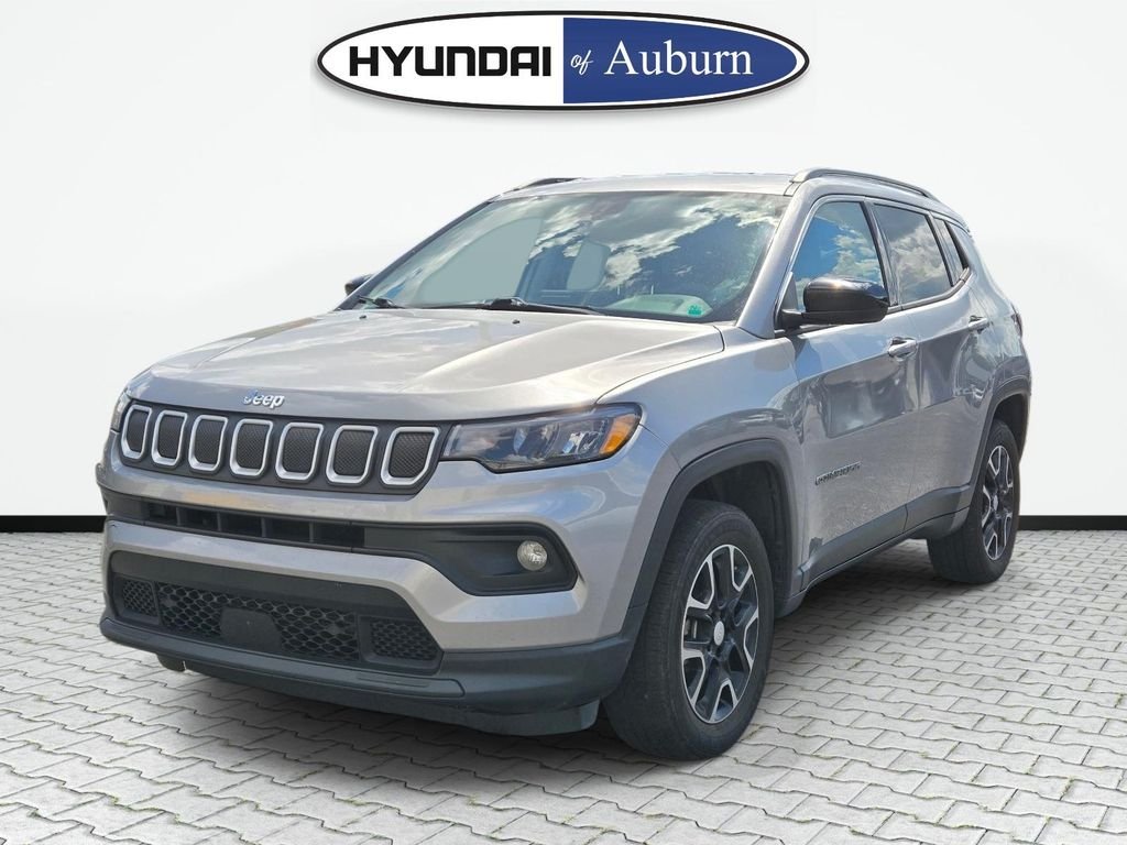 Used 2022 Silver Jeep Latitude image 12
