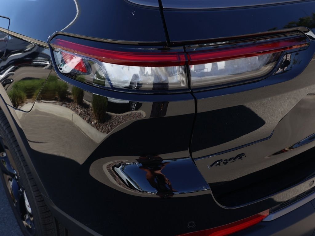 New 2026 Diamond Black Crystal Pearl-Coat Exterior Paint Jeep Limited image 6