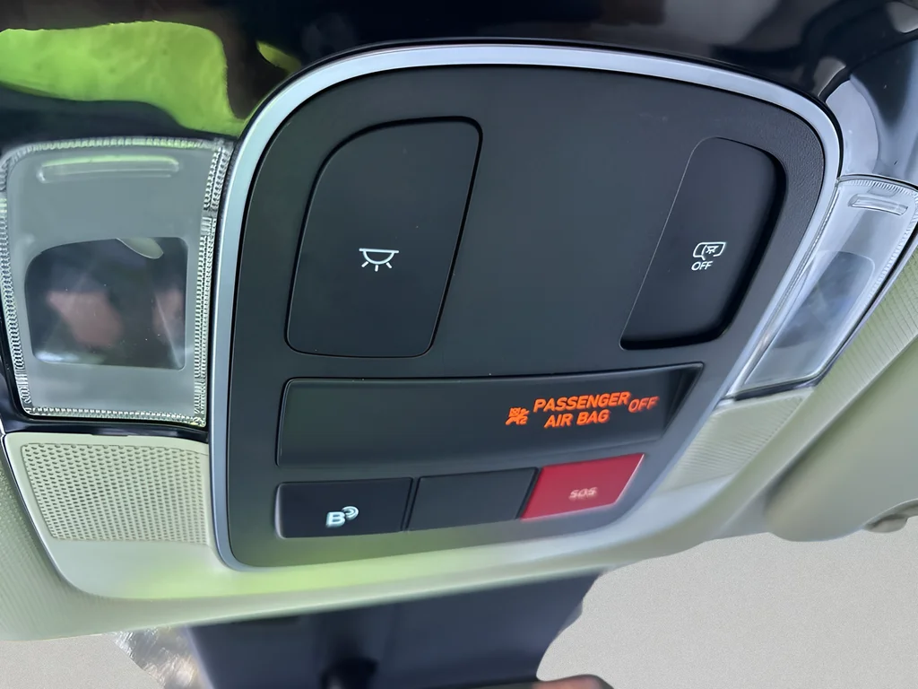 Used 2025 Green Hyundai SEL image 34
