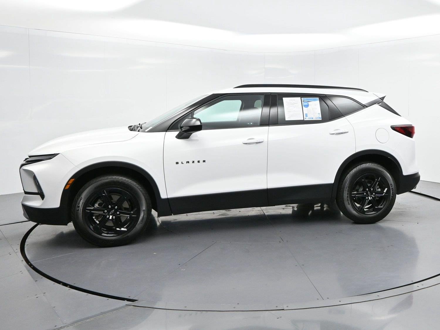 Used 2023 SUMMIT WHITE Chevrolet LT image 4