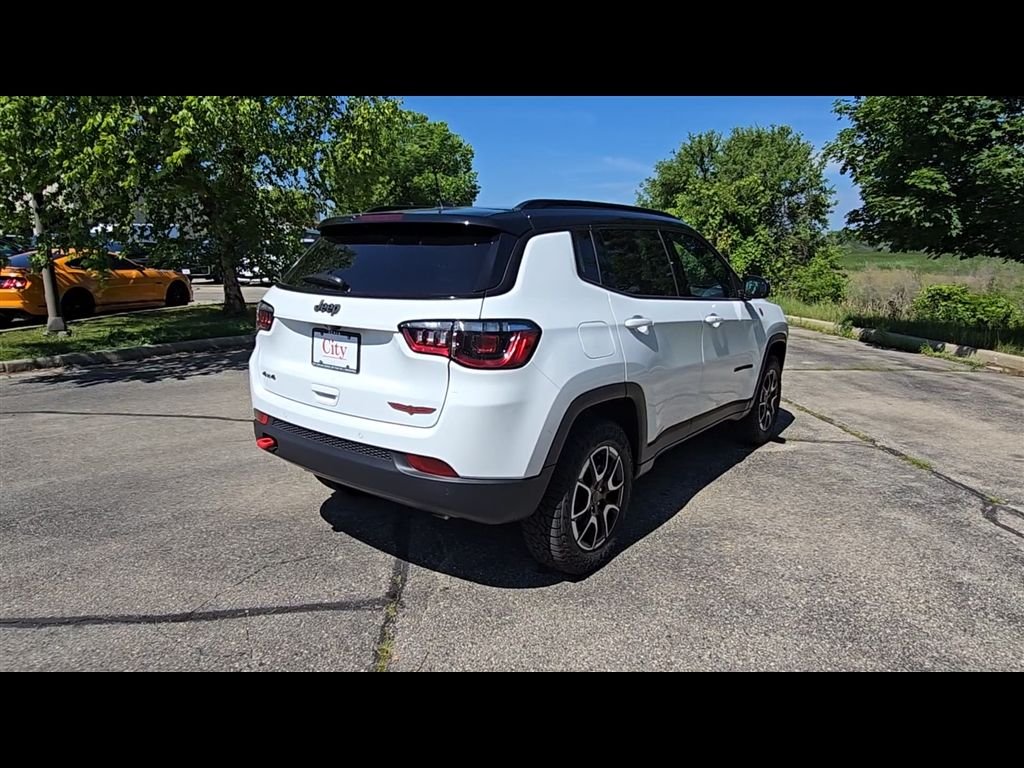 New 2026 Bright White Clear-Coat Exterior Paint Jeep Trailhawk image 9