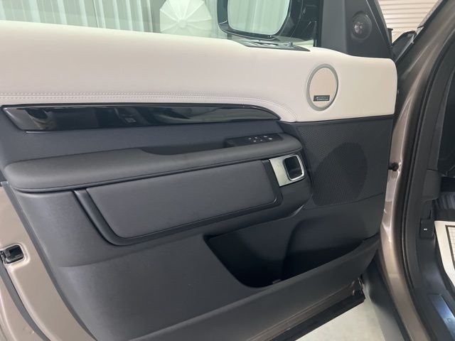 2026 Land Rover Discovery S - Photo 8