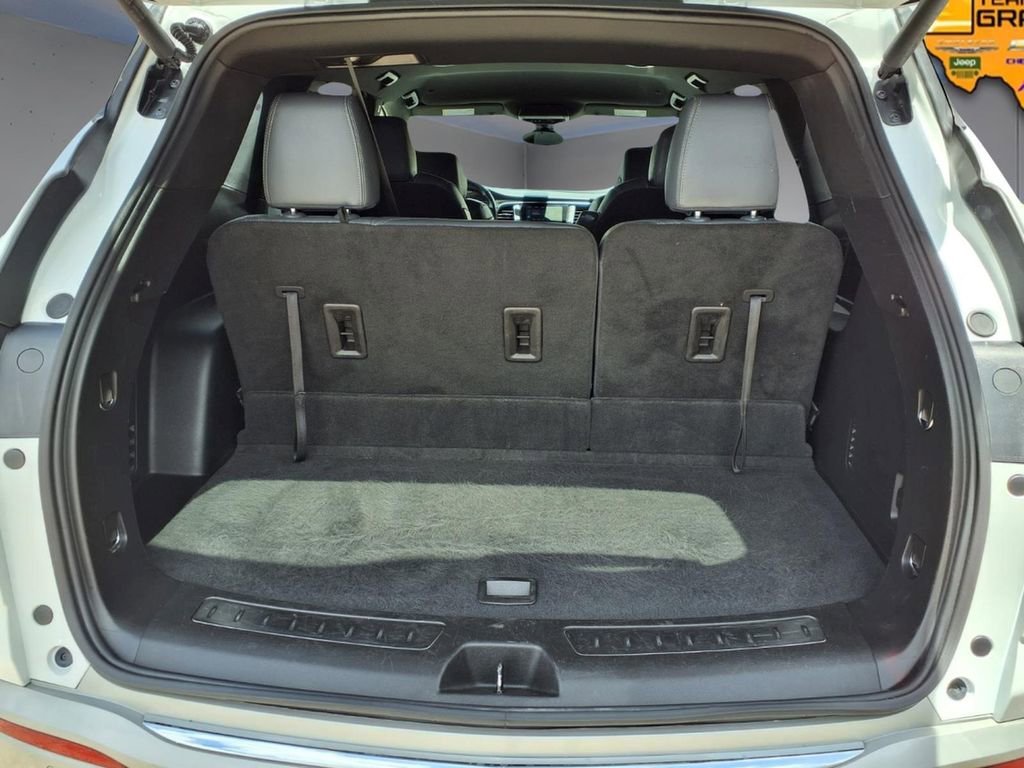 Used 2022 Summit White Buick Essence image 9