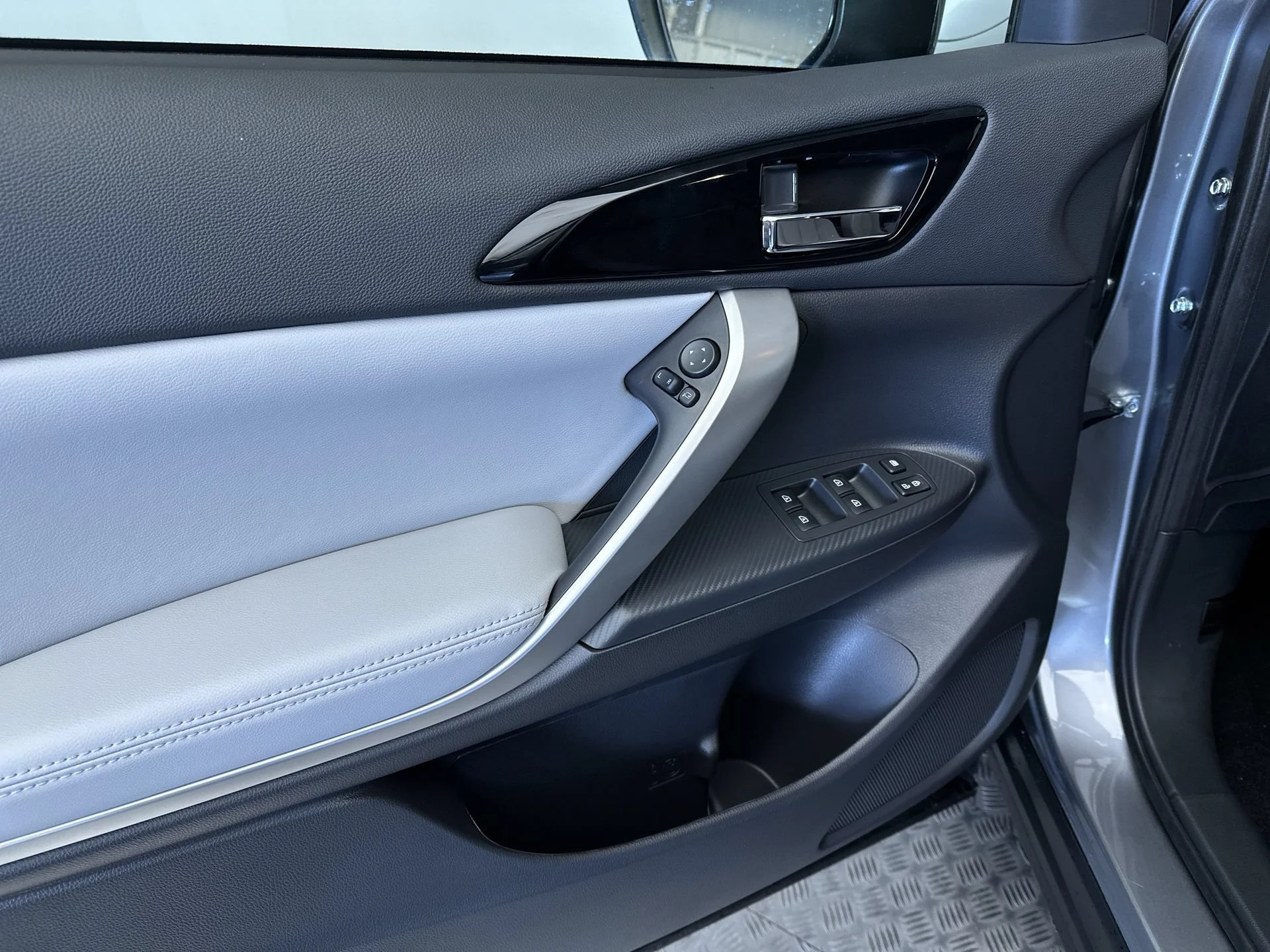 New 2026 Mercury Gray Metallic Mitsubishi SEL image 15