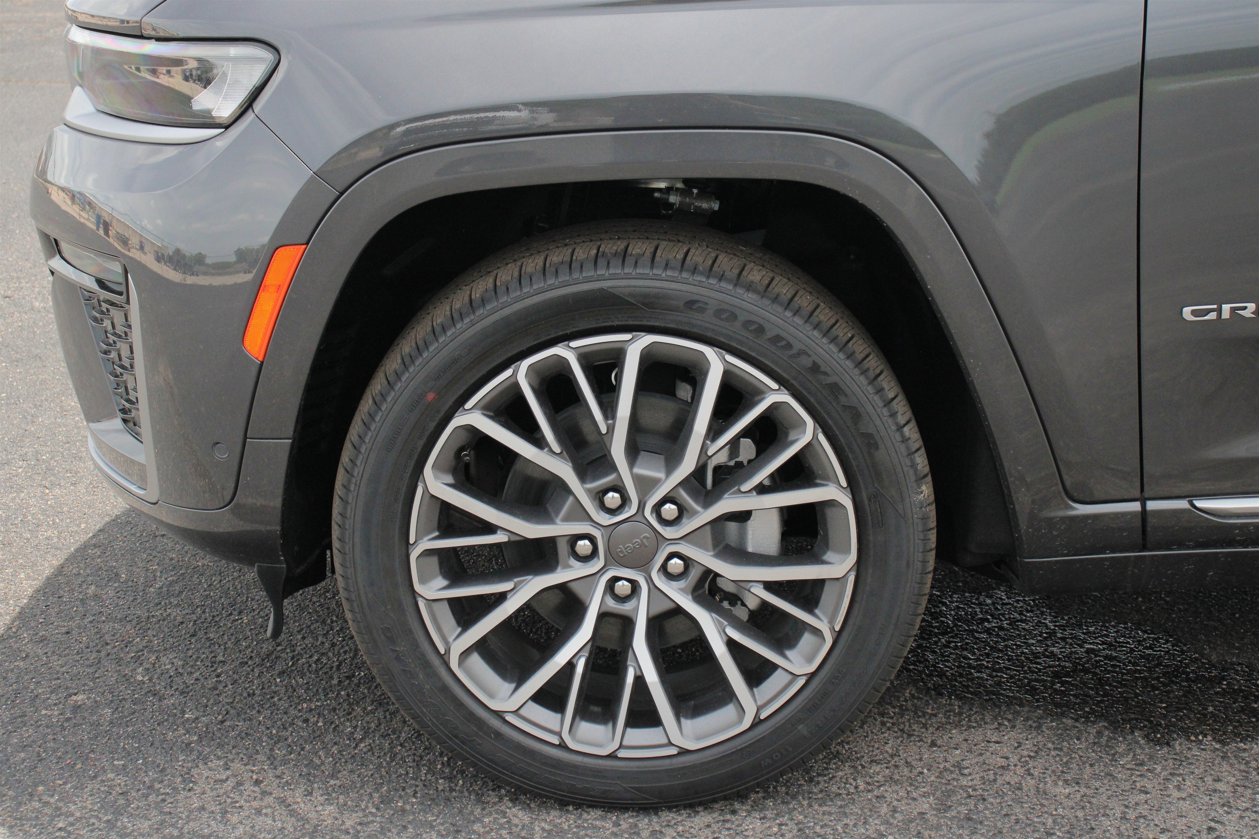 New 2026 Baltic Gray Metallic Clear-Coat Exterior Paint Jeep Summit image 43