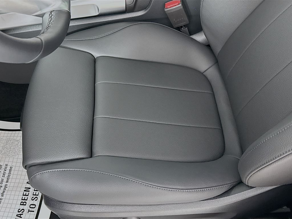 Used 2025 Silver Mercedes-Benz GLB 250 image 21