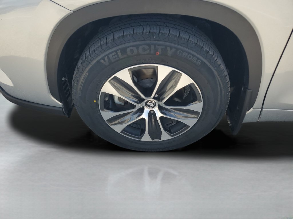 Used 2025 Silver Toyota XLE image 26