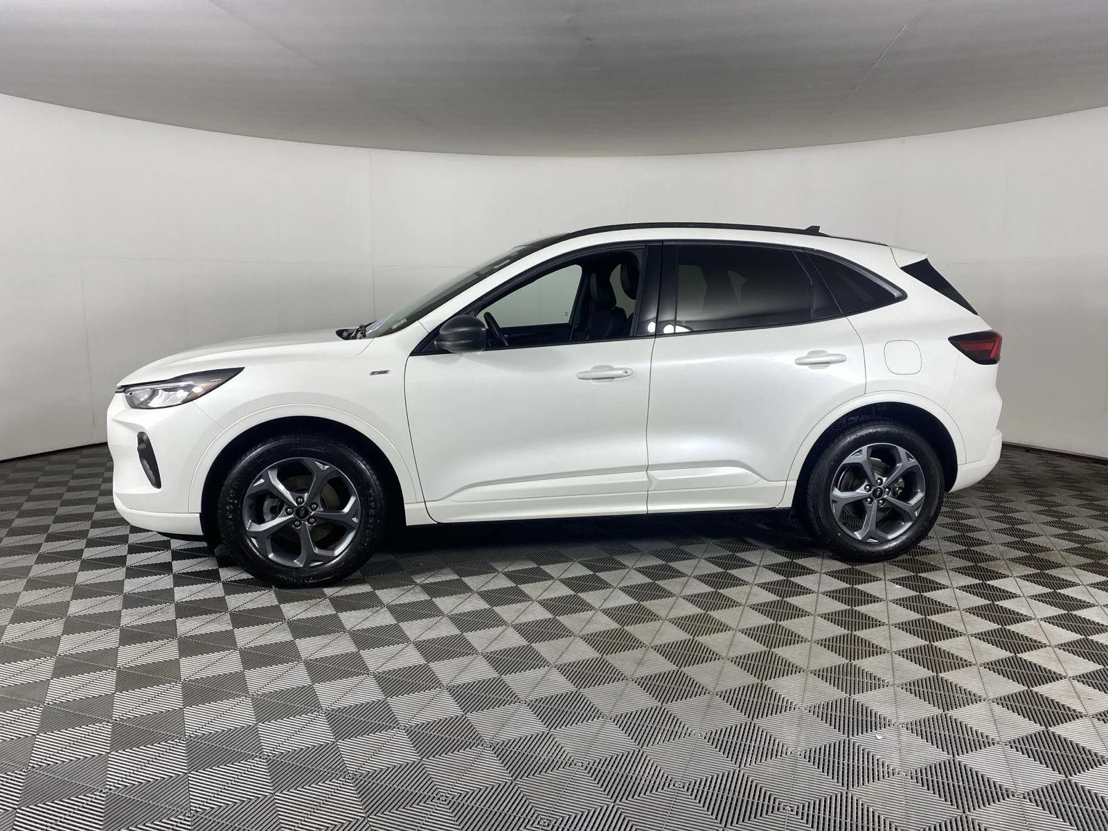 Used 2023 Star White Metallic Tri-Coat Ford ST-Line image 14