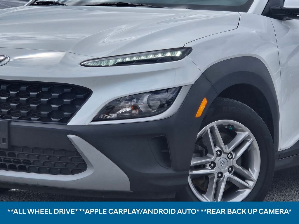 Used 2022 White Hyundai SE image 2