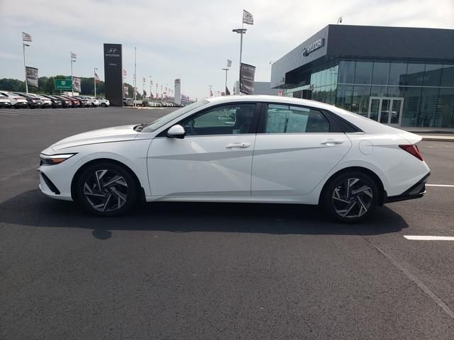 Used 2025 White Hyundai SEL Convenience image 9