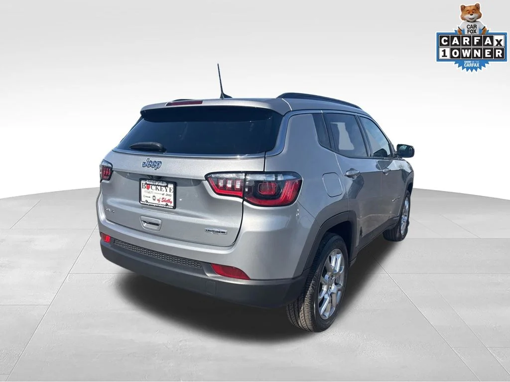 Used 2022 Silver Jeep Latitude Lux image 3