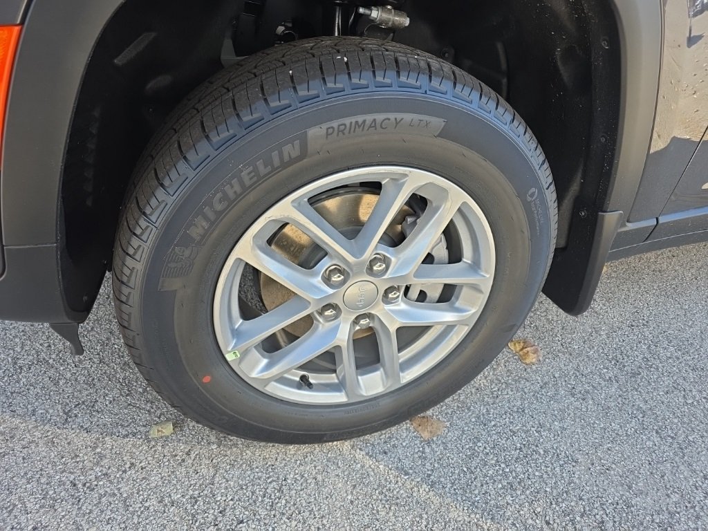 2025 Jeep Grand Cherokee Laredo X photo 3