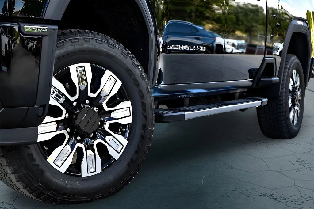 Used 2025 Onyx Black GMC Denali image 10