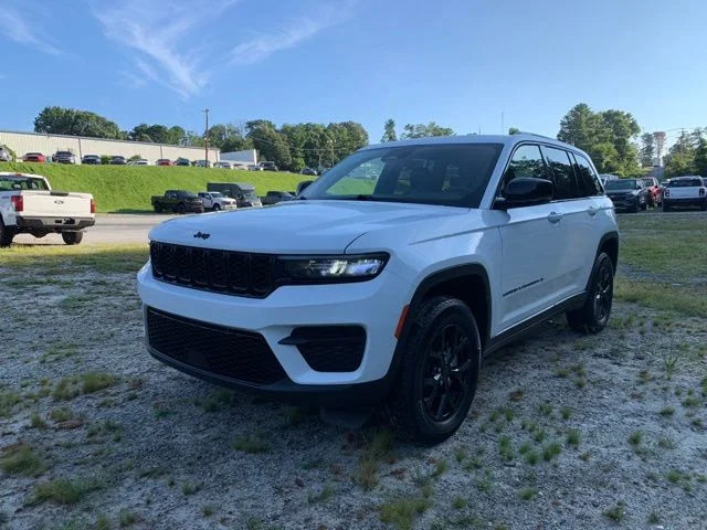 Used 2025 White Jeep Altitude image 4