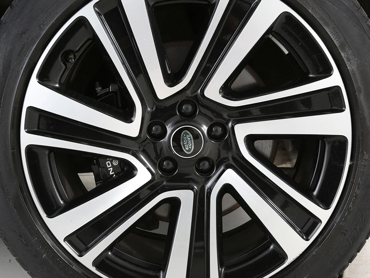 Used 2023 Green Land Rover SE image 6