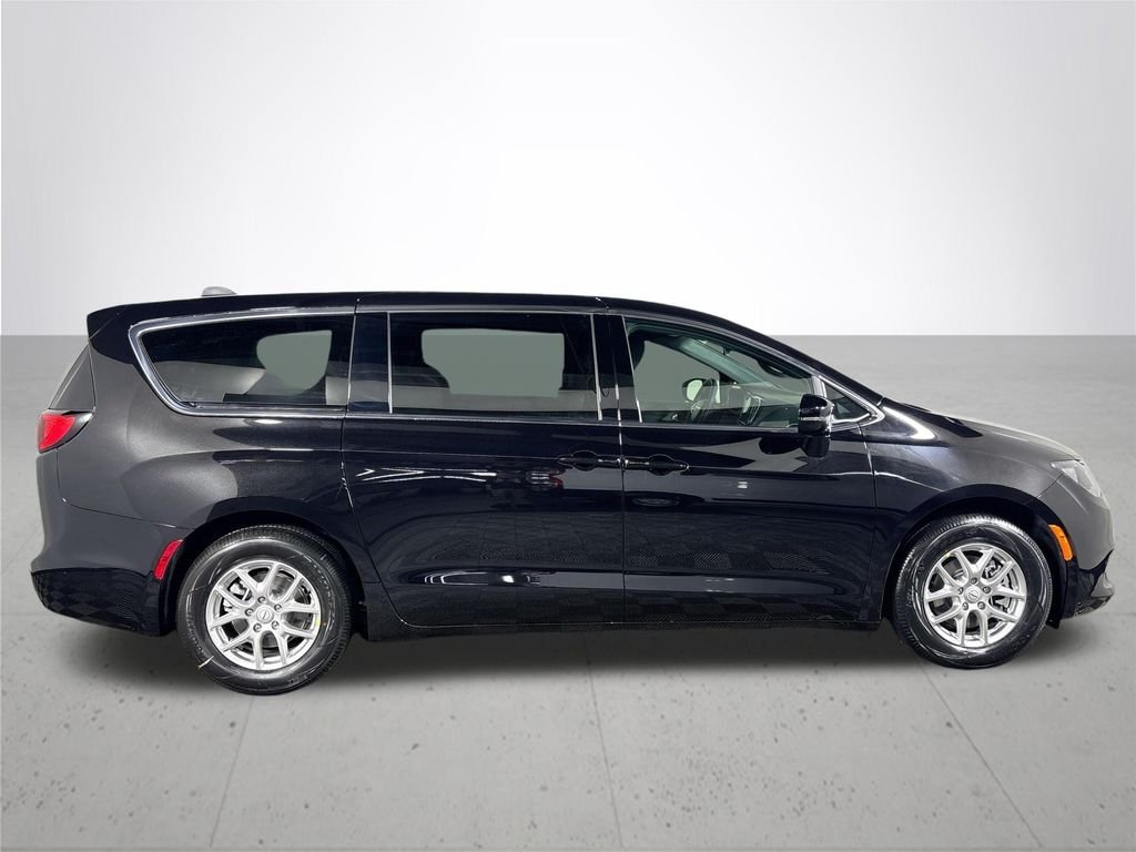 New 2026 Diamond Black Crystal Pearl-Coat Exterior Paint Chrysler LX image 5