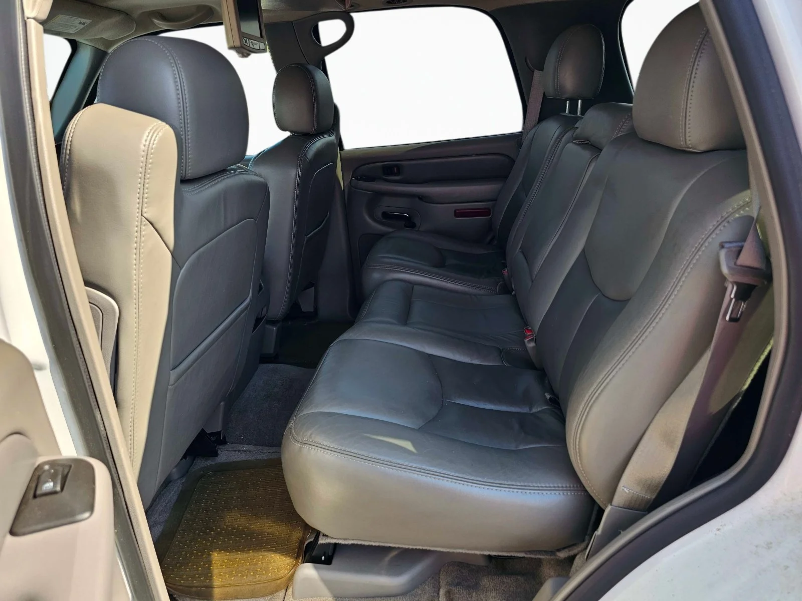 Used 2005 Summit White GMC Denali image 30