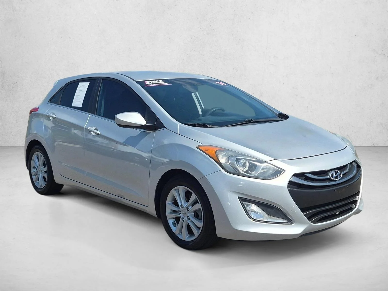 Used 2014 Shimmering Silver Hyundai  image 3