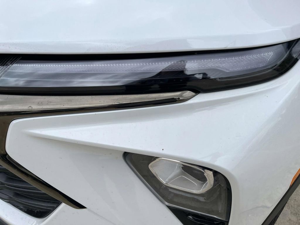 Used 2025 Iridescent Pearl Tricoat Chevrolet ACTIV image 8