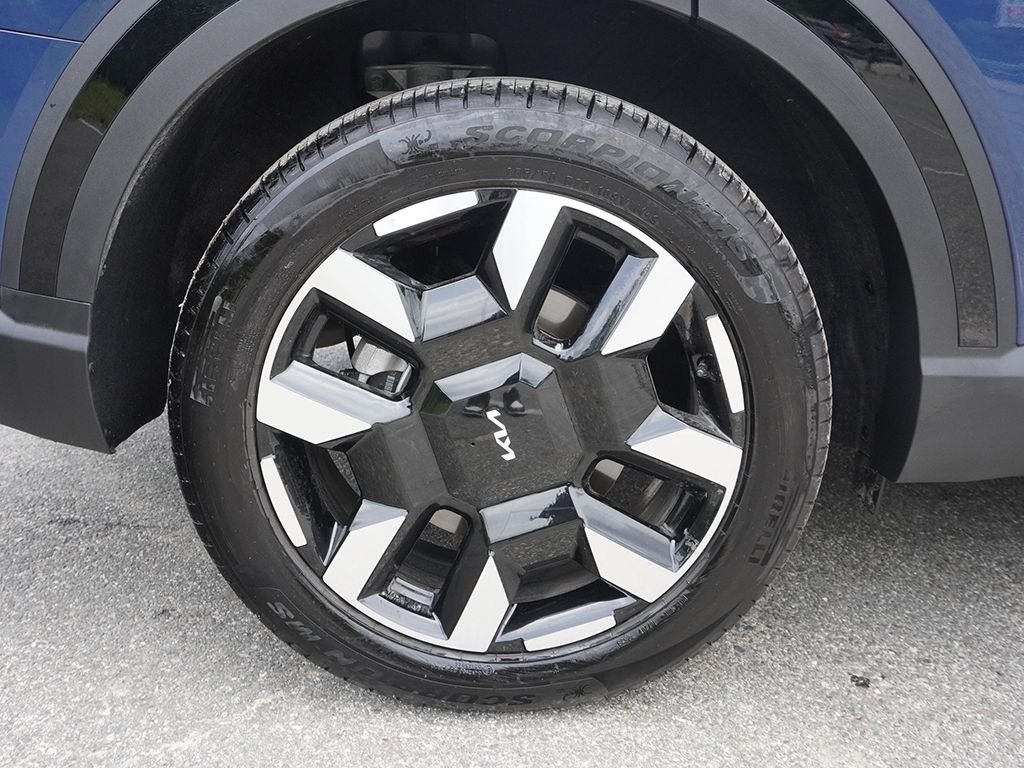 Used 2027 Black Kia S image 24