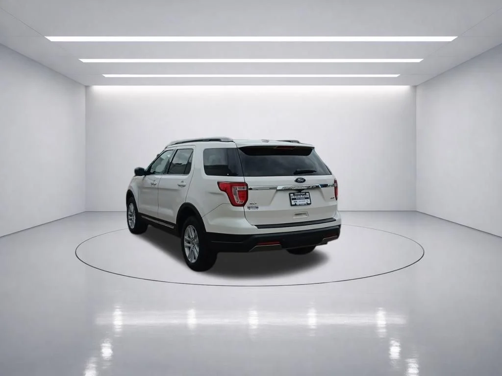 Used 2019 White Platinum Metallic Tri-Coat Ford XLT image 5