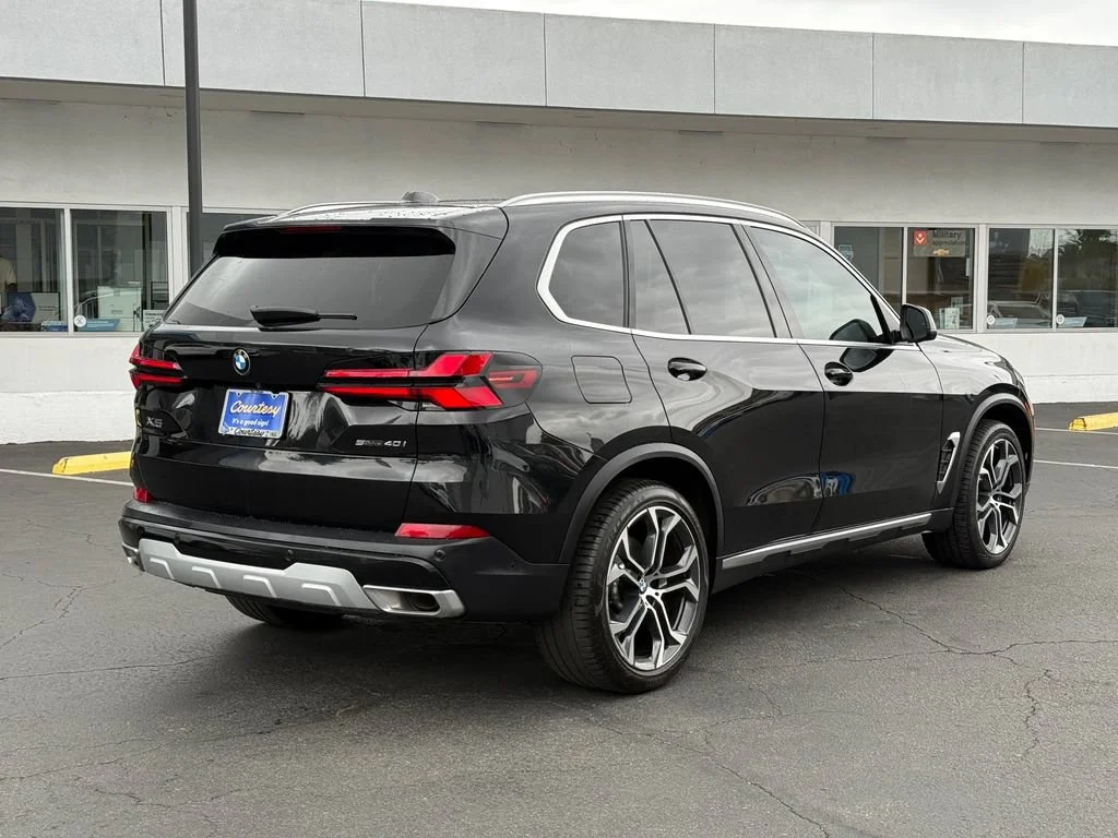 Used 2024  BMW sDrive40i image 7
