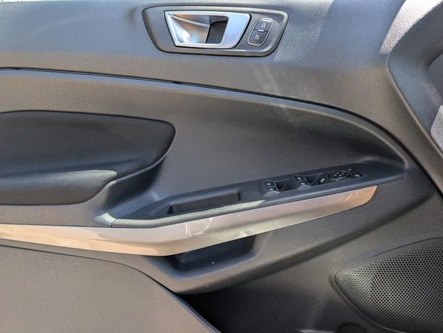 Used 2018 White Platinum Clearcoat Metallic Ford SE image 20