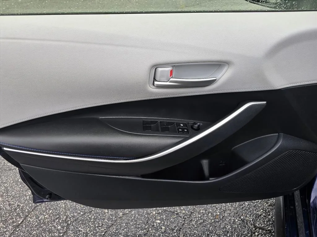 Used 2020  Toyota SE image 8