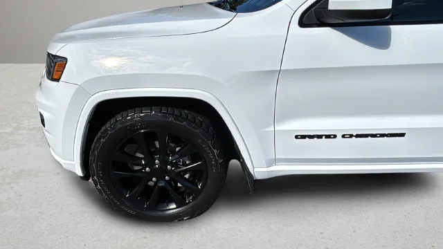 Used 2018 White Jeep Altitude image 38
