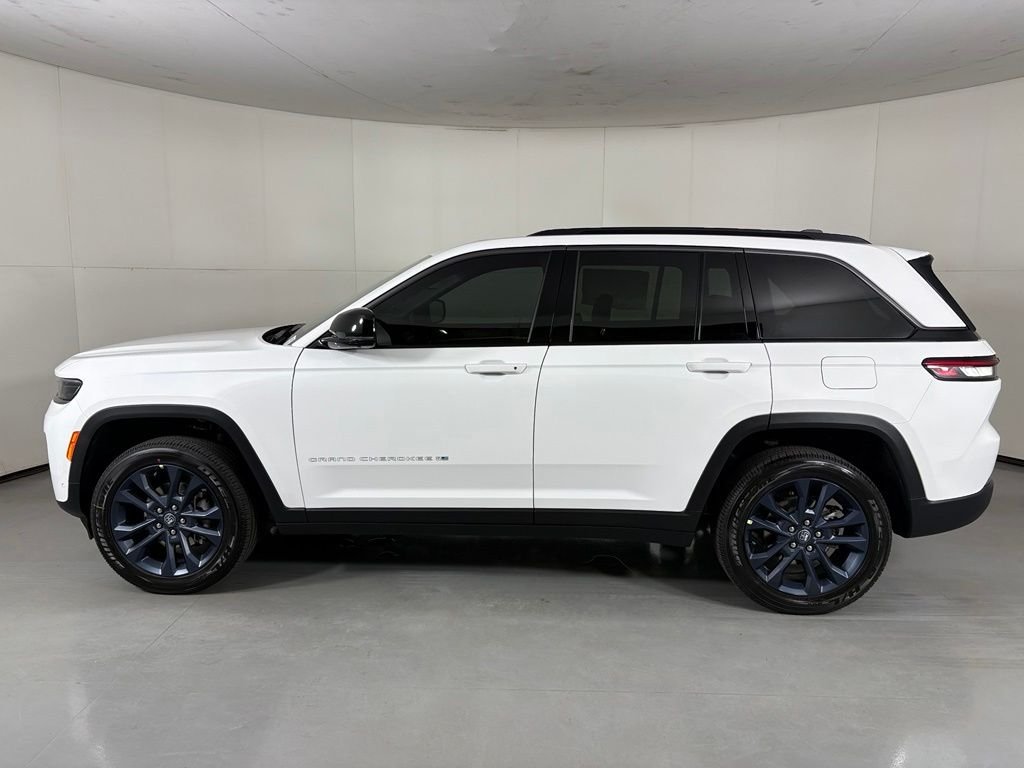 New 2026 Bright White Clear-Coat Exterior Paint Jeep  image 5