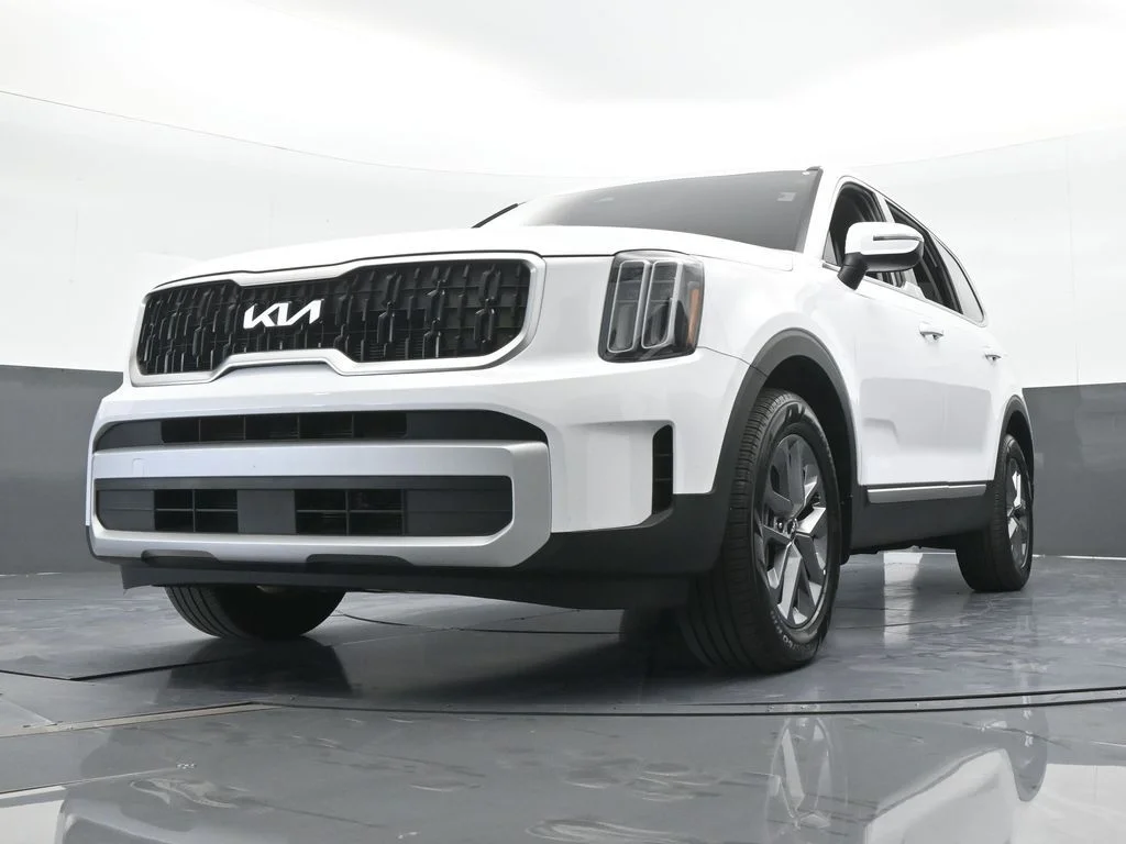 Used 2025 Glacial White Pearl Kia LX image 57