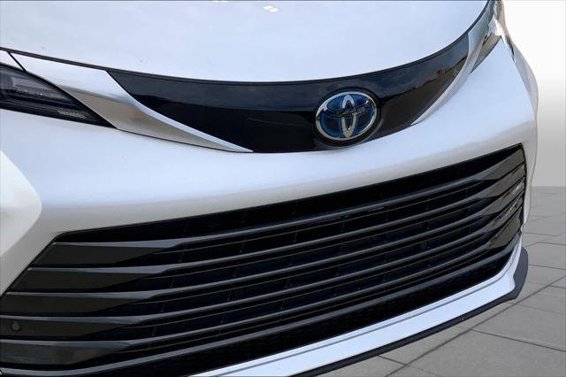 Certified Used 2024 WIND CHILL PEARL Toyota  image 32