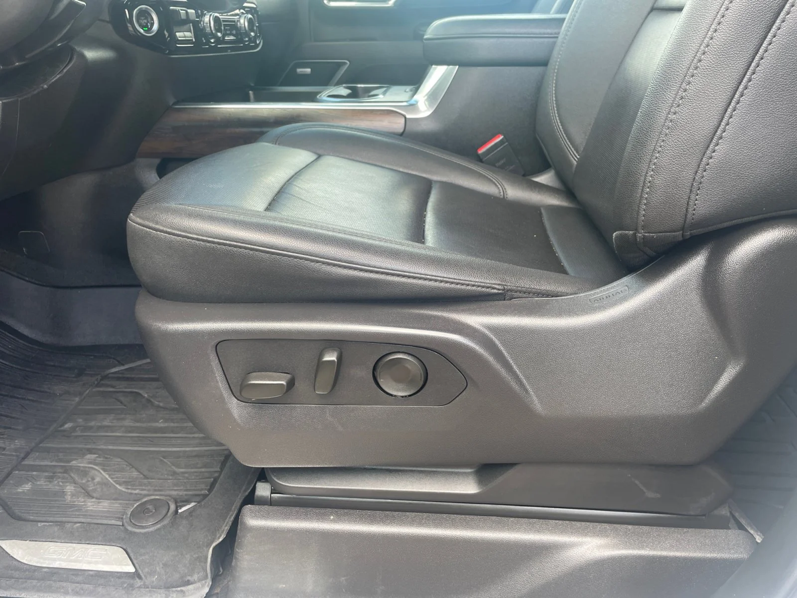 Used 2025 White GMC SLT Crew Leather 5th Wheel Prep Package image 15